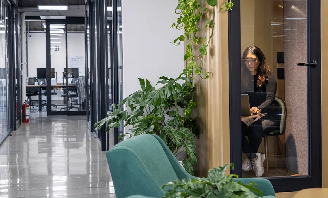 Espacio de coworking de doble altura en Flexo Cibeles, Roma Norte