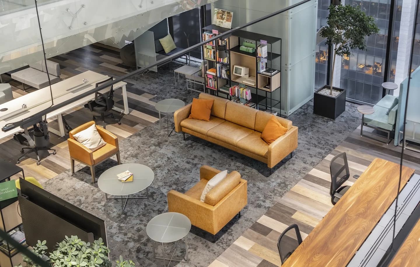 Lounge de doble altura con sillones de piel y librero en Flexo Magenta, Reforma