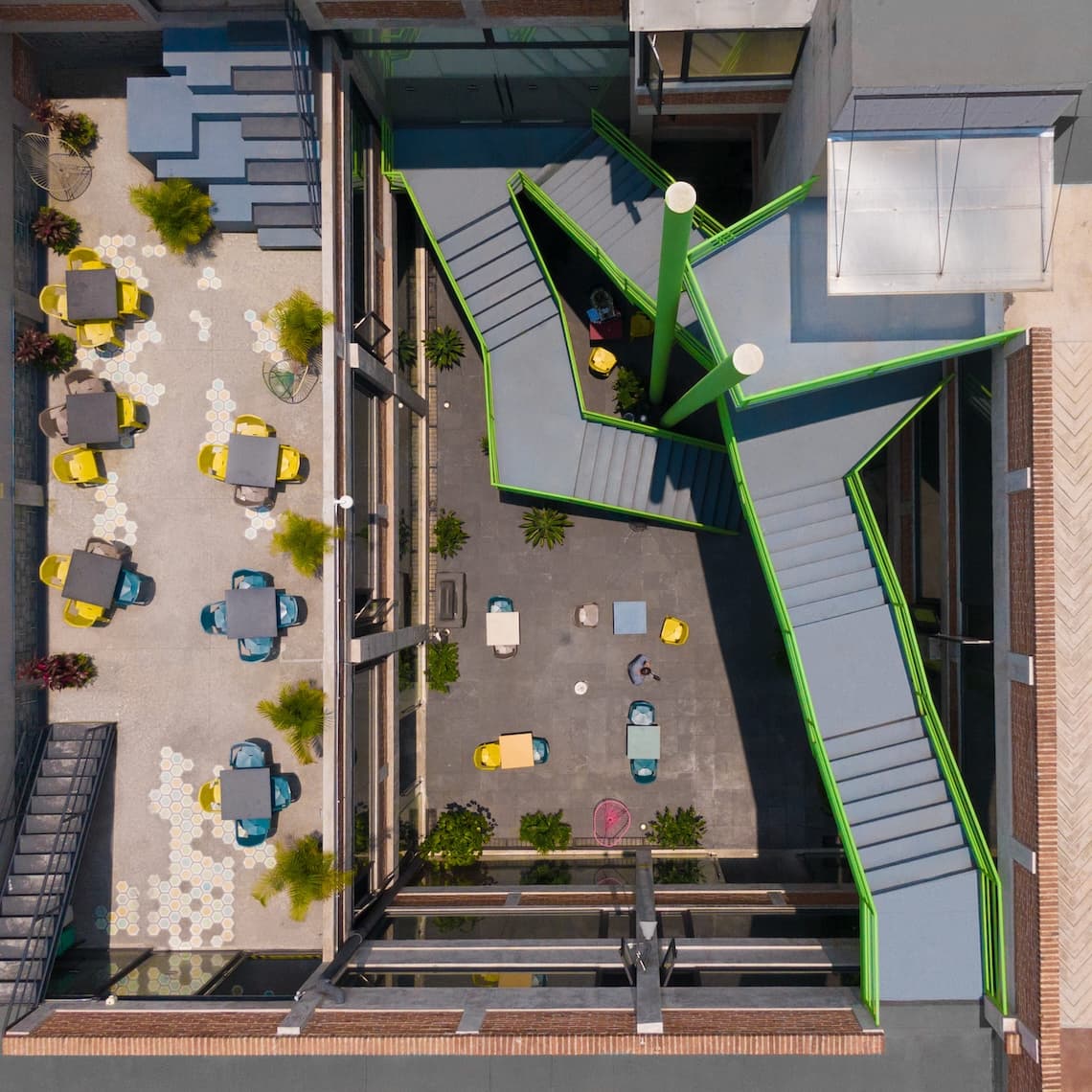 Terraza y áreas comunes vistas desde arriba en una sede Flexo