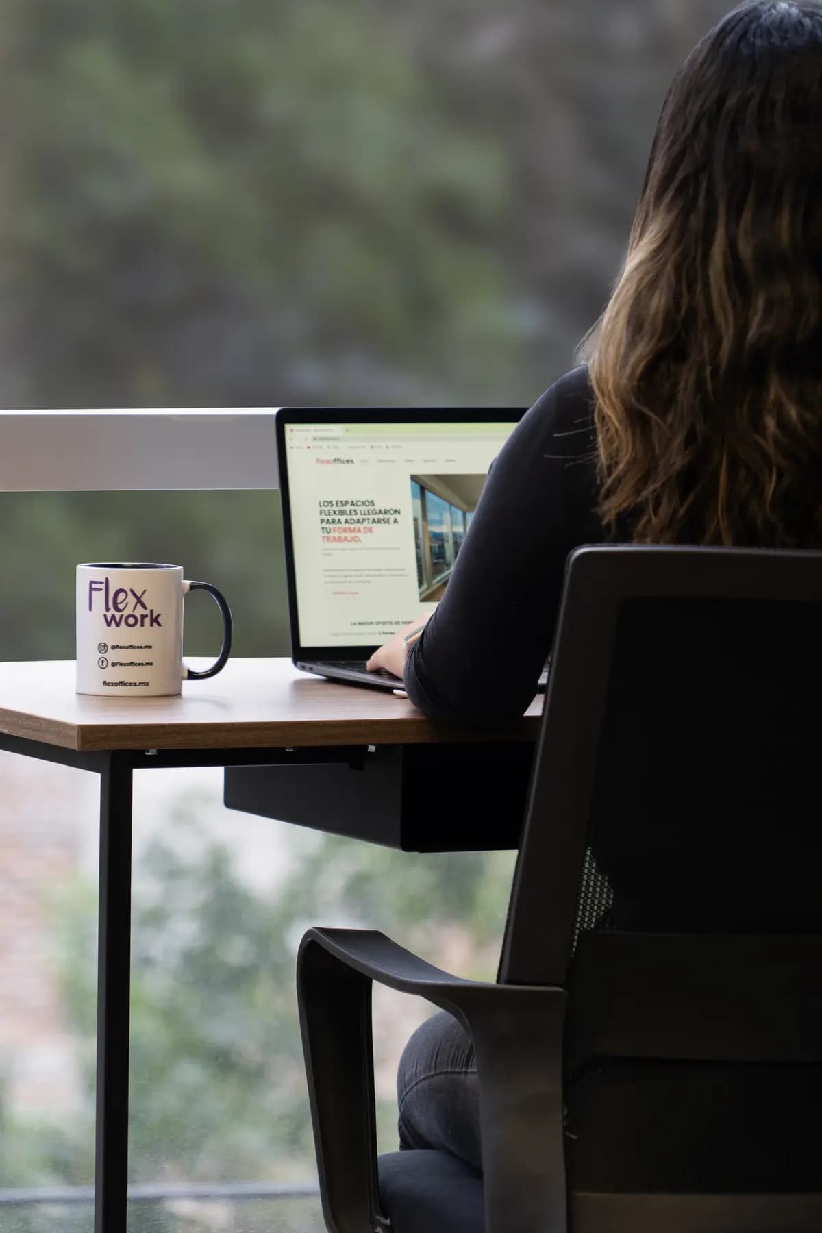 Comedor con barra de café y servicios incluidos en una sede Flexo