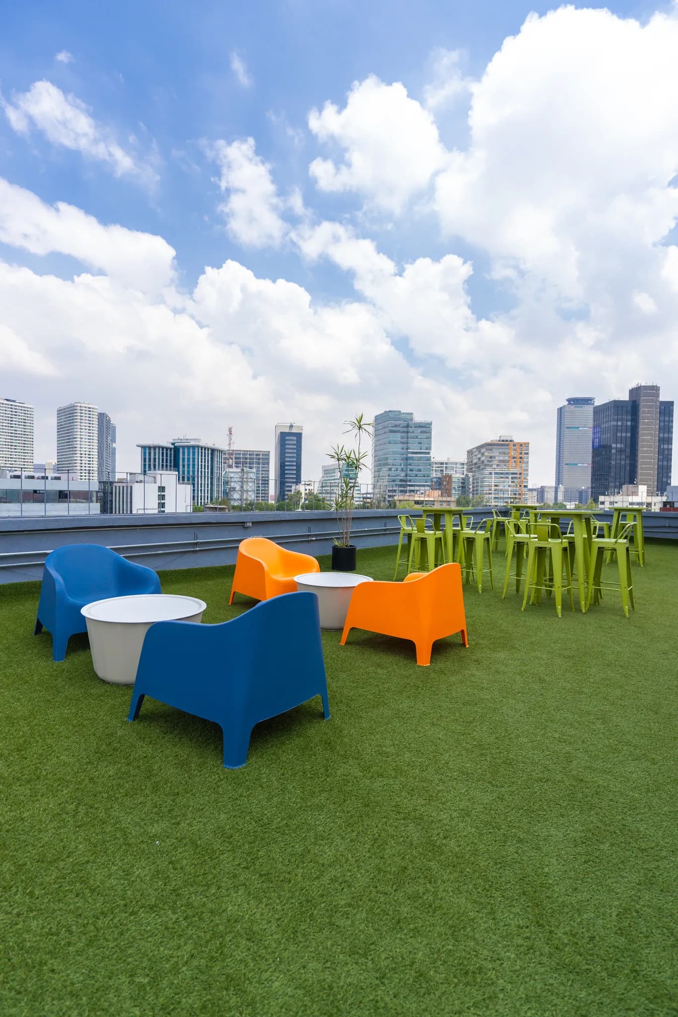 Terraza al aire libre para eventos corporativos en una sede Flexo