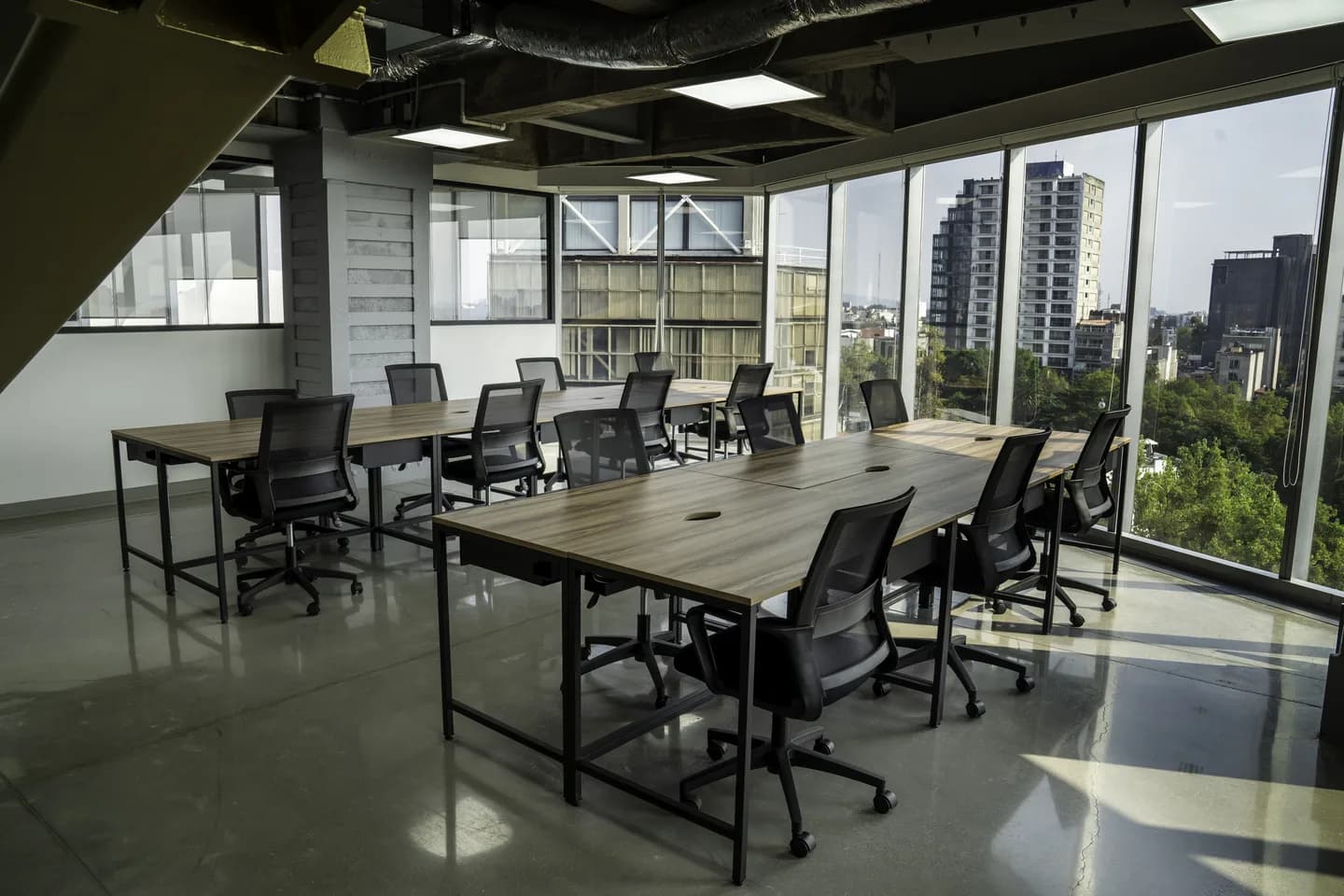 Sala común con mobiliario de diseño en Flexo Cibeles