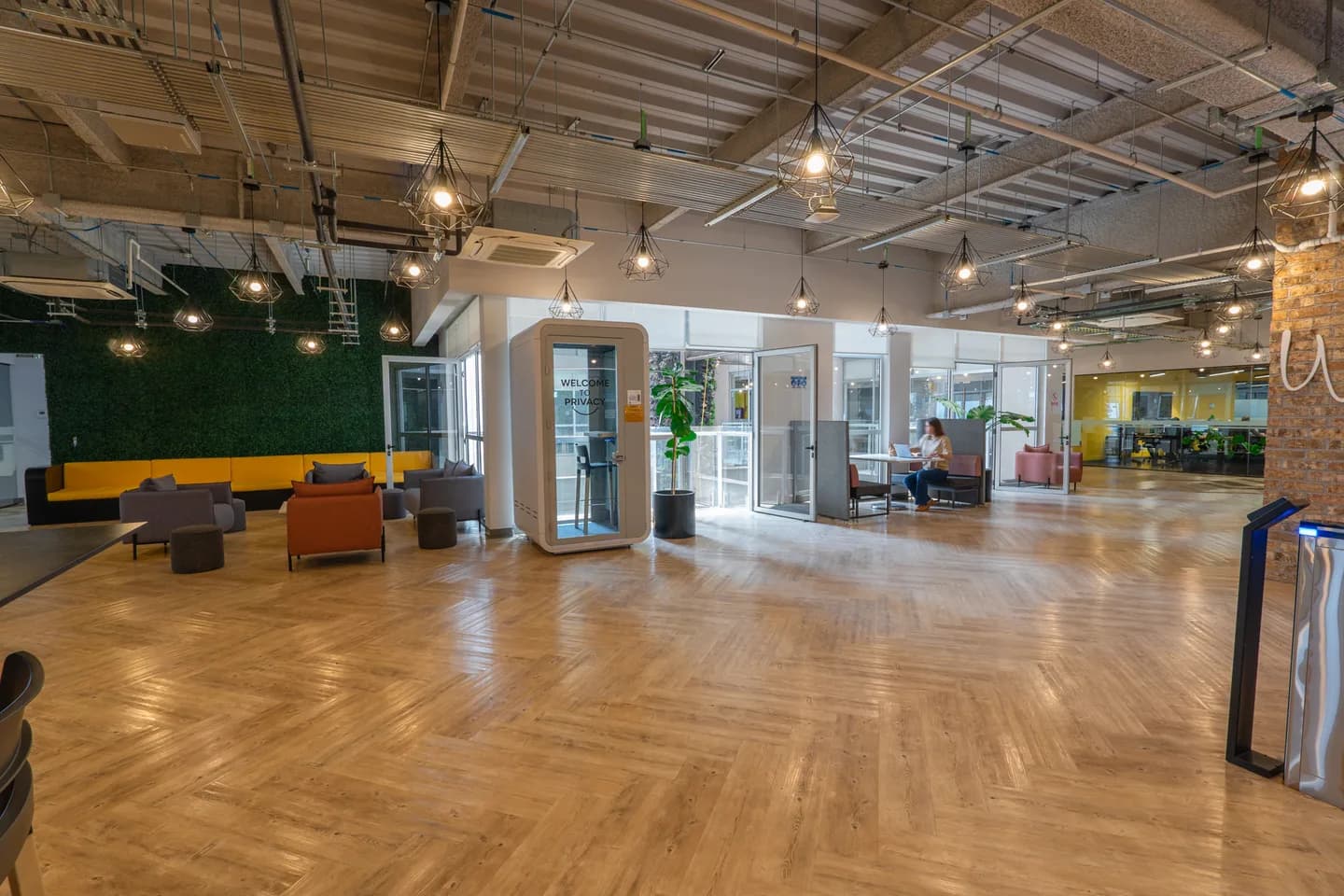 Espacio de trabajo con vista a la ciudad en Flexo Juárez