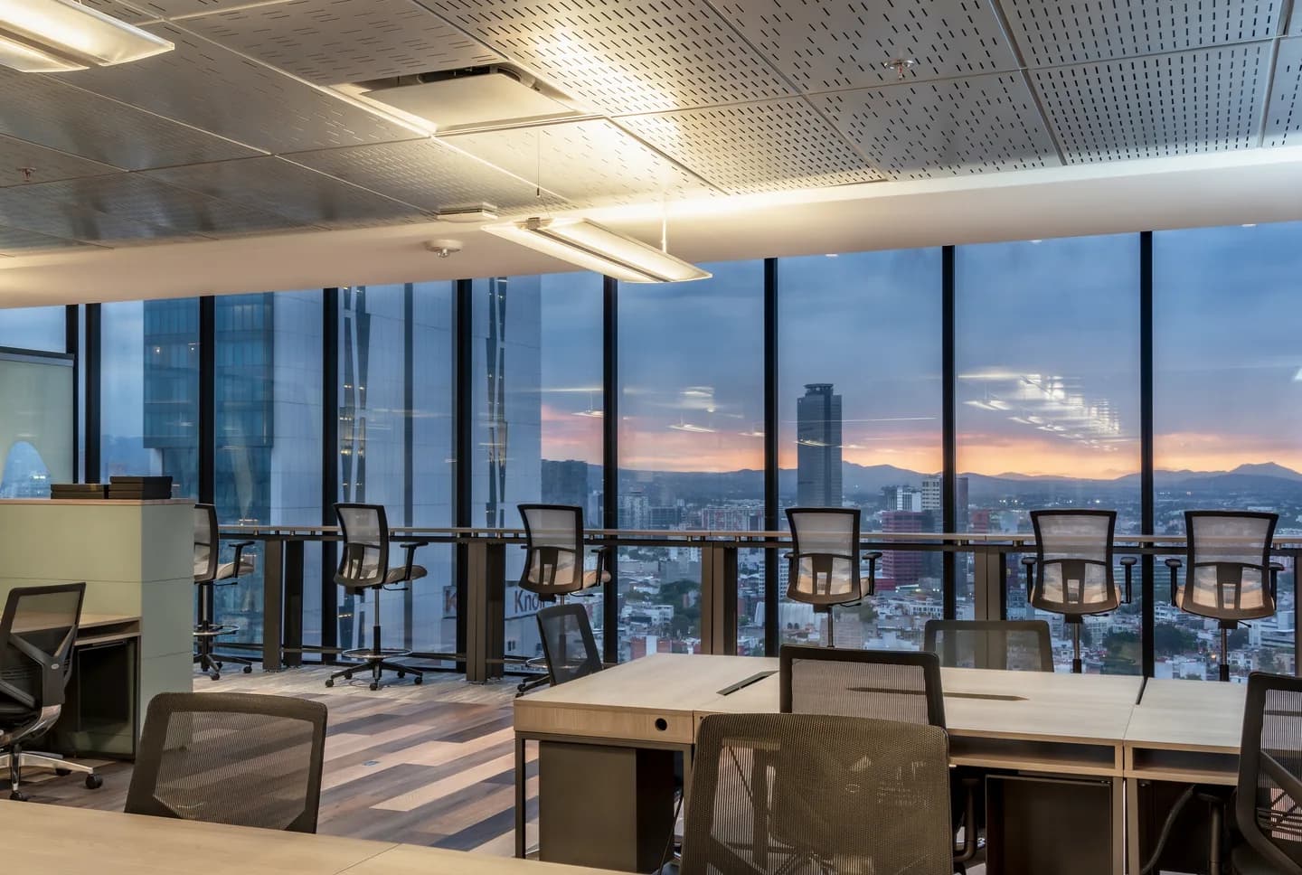Área común con vistas a Paseo de la Reforma en Flexo Reforma Magenta
