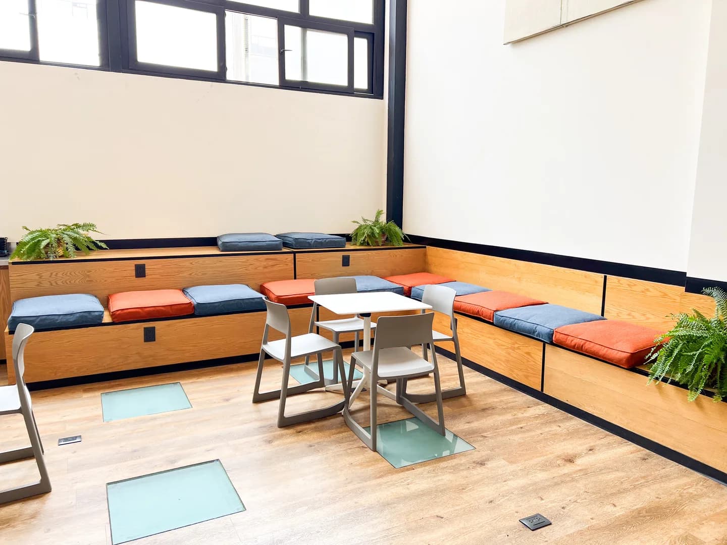 Zona de coworking luminosa en Flexo Polanco