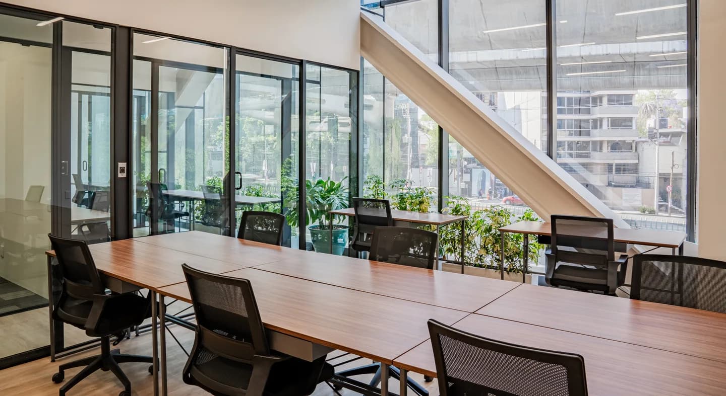 Sala común con sillones y mesa de trabajo en Flexo San Ángel