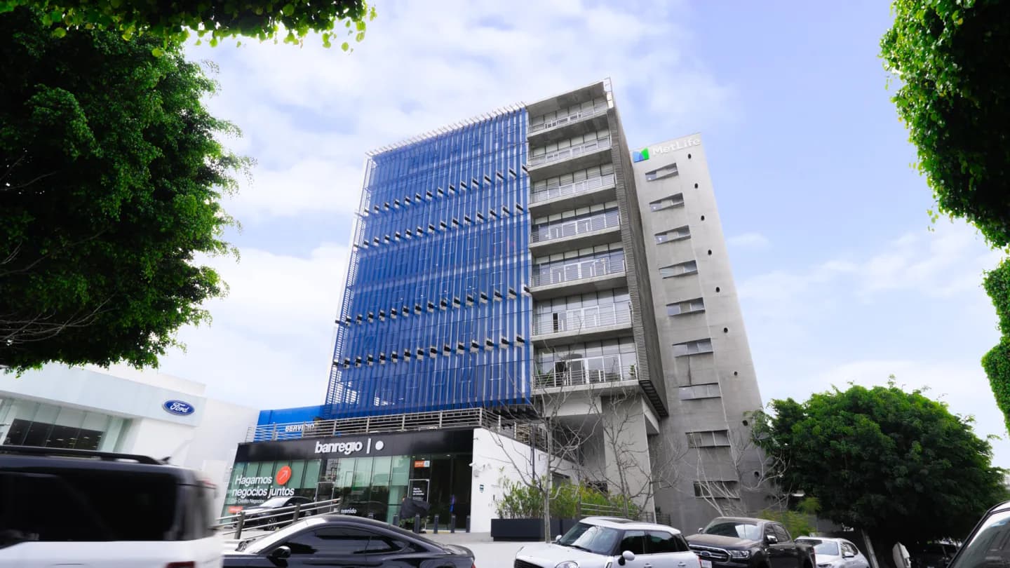 Área lounge y oficinas privadas en Flexo Zapopan